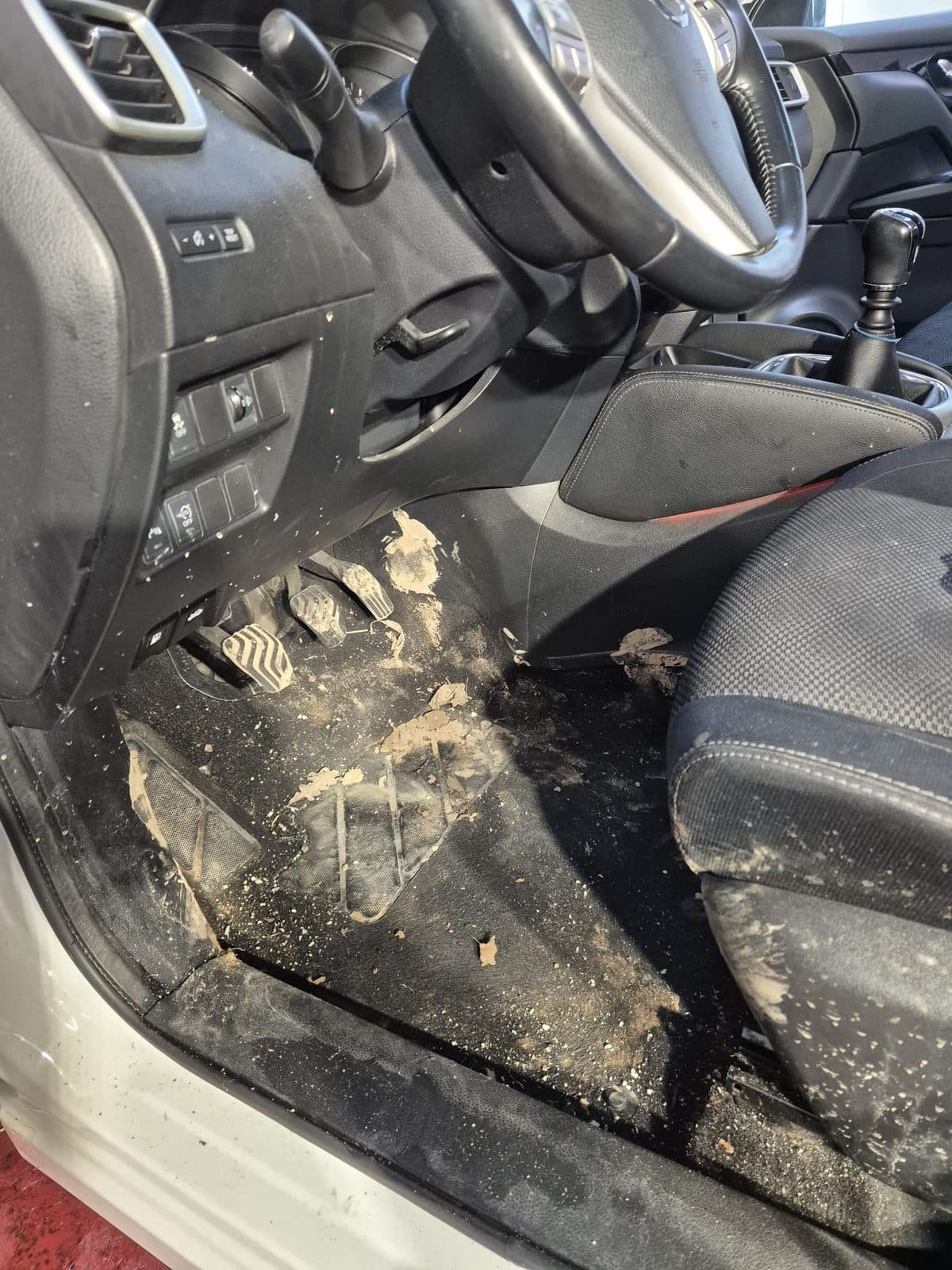 Avant - Nettoyage plancher conducteur très encrassé