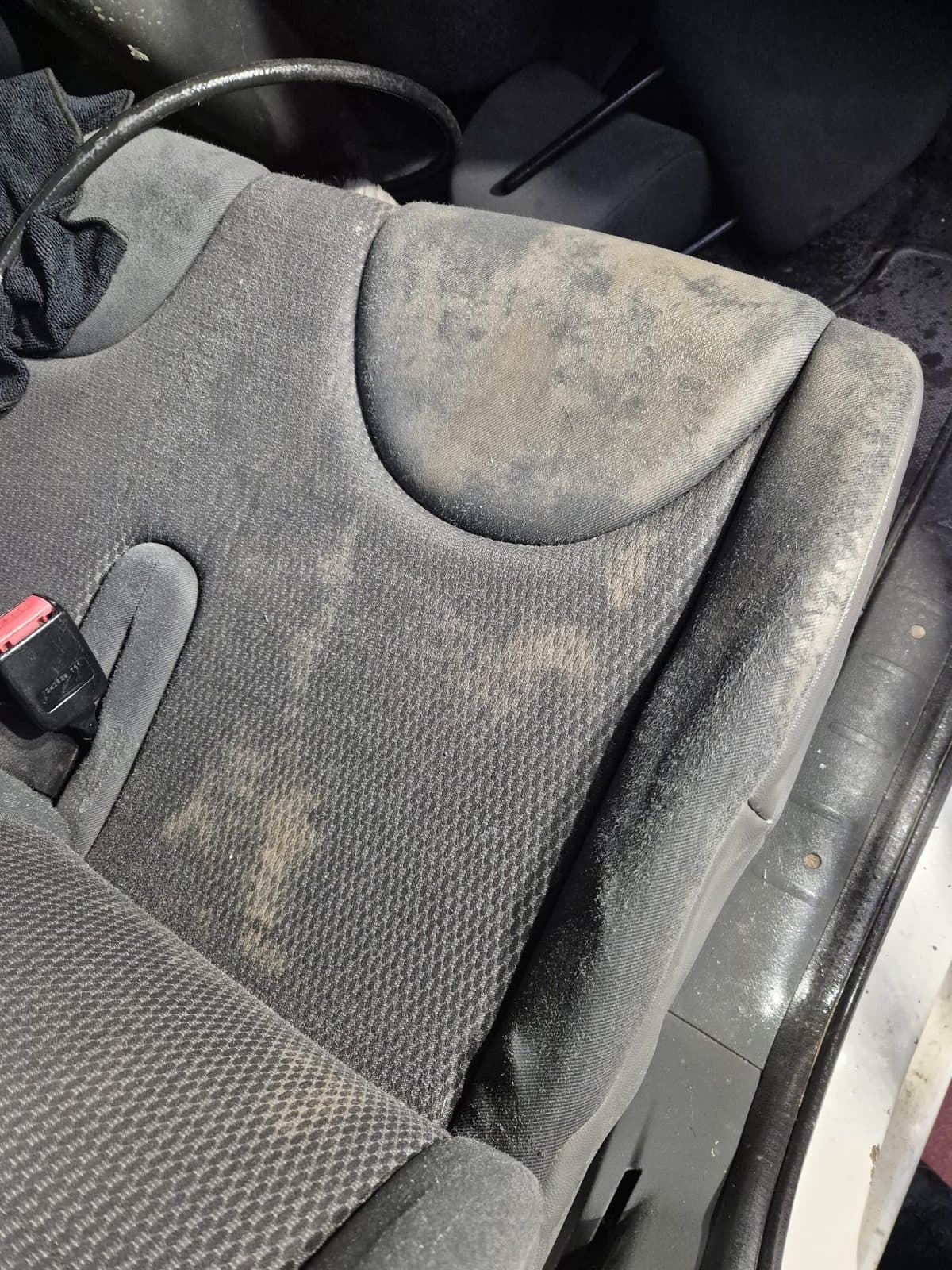 Avant - Détachage siège tissu