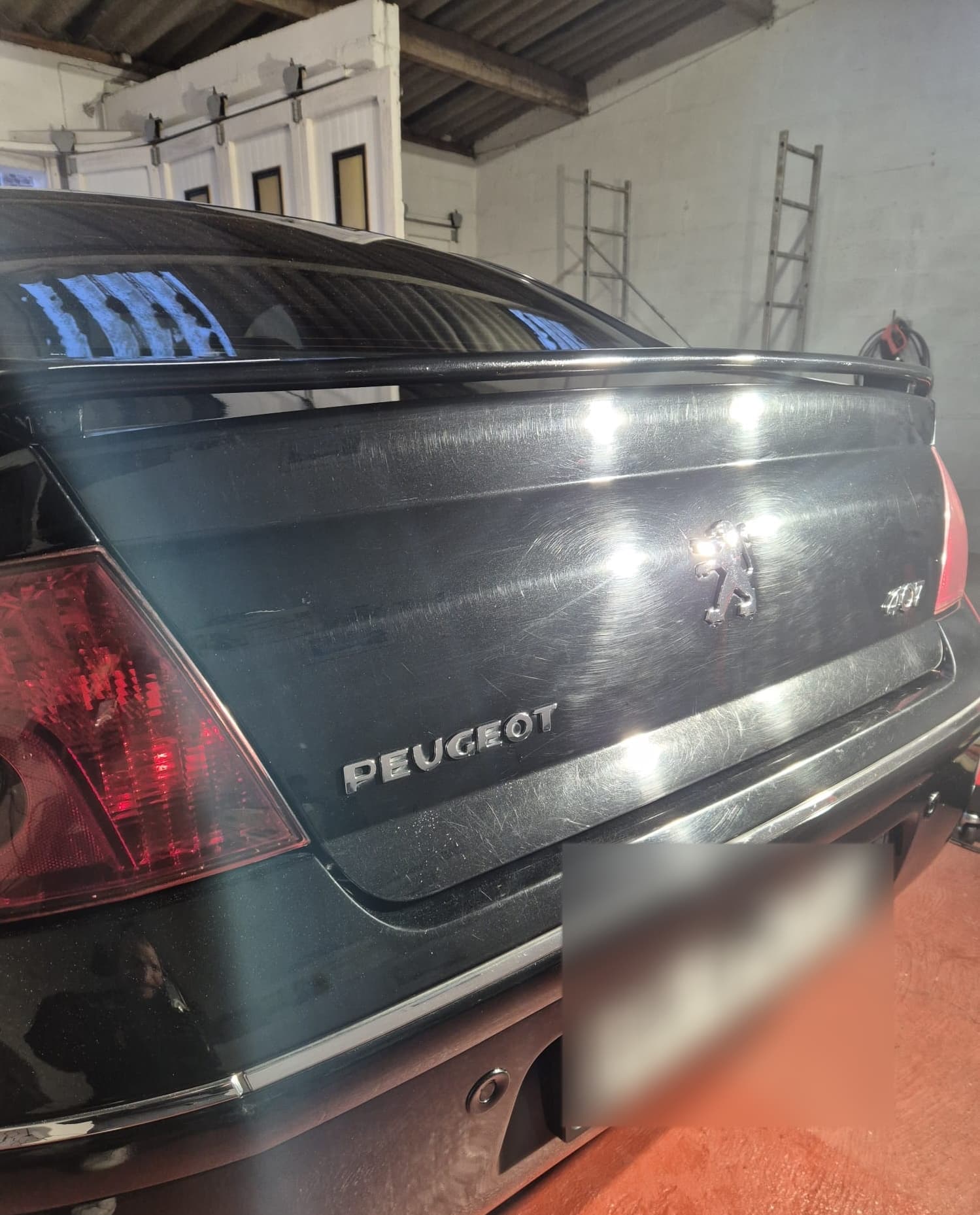 Avant - Polissage complet Peugeot 407