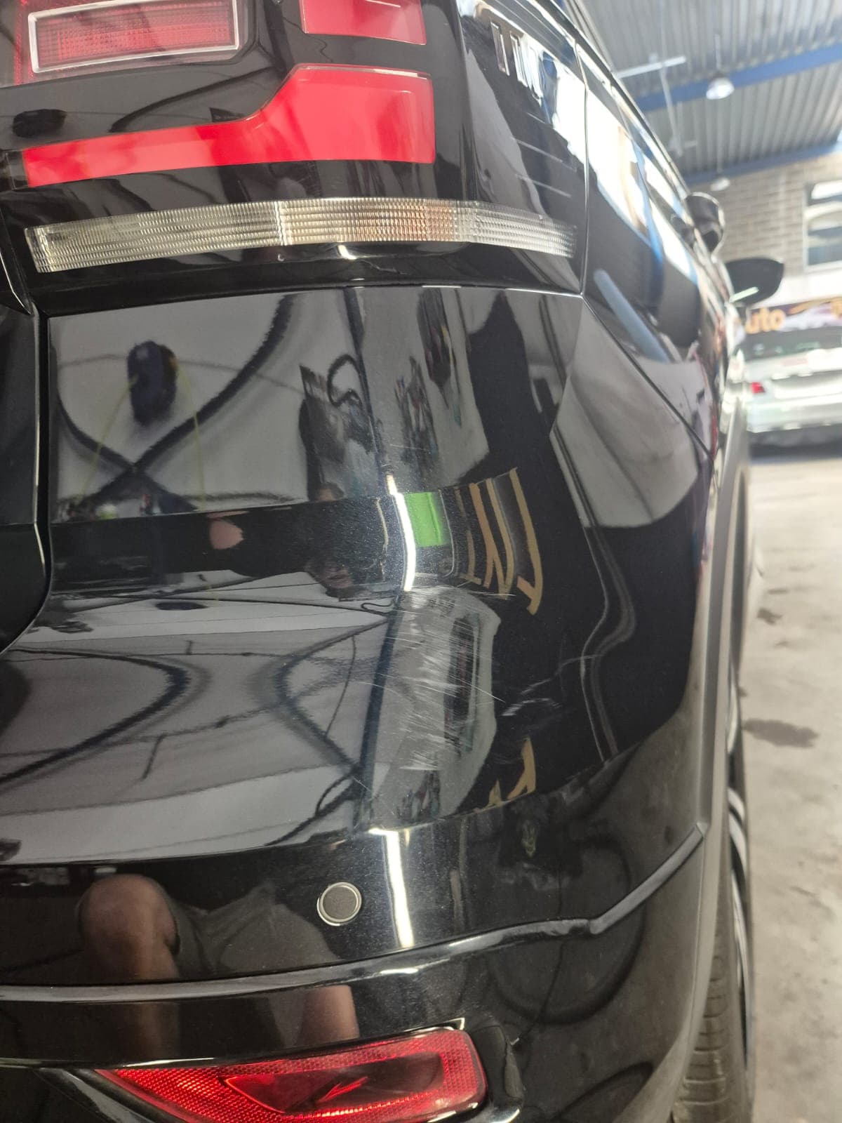 Avant - Polissage complet Peugeot 407