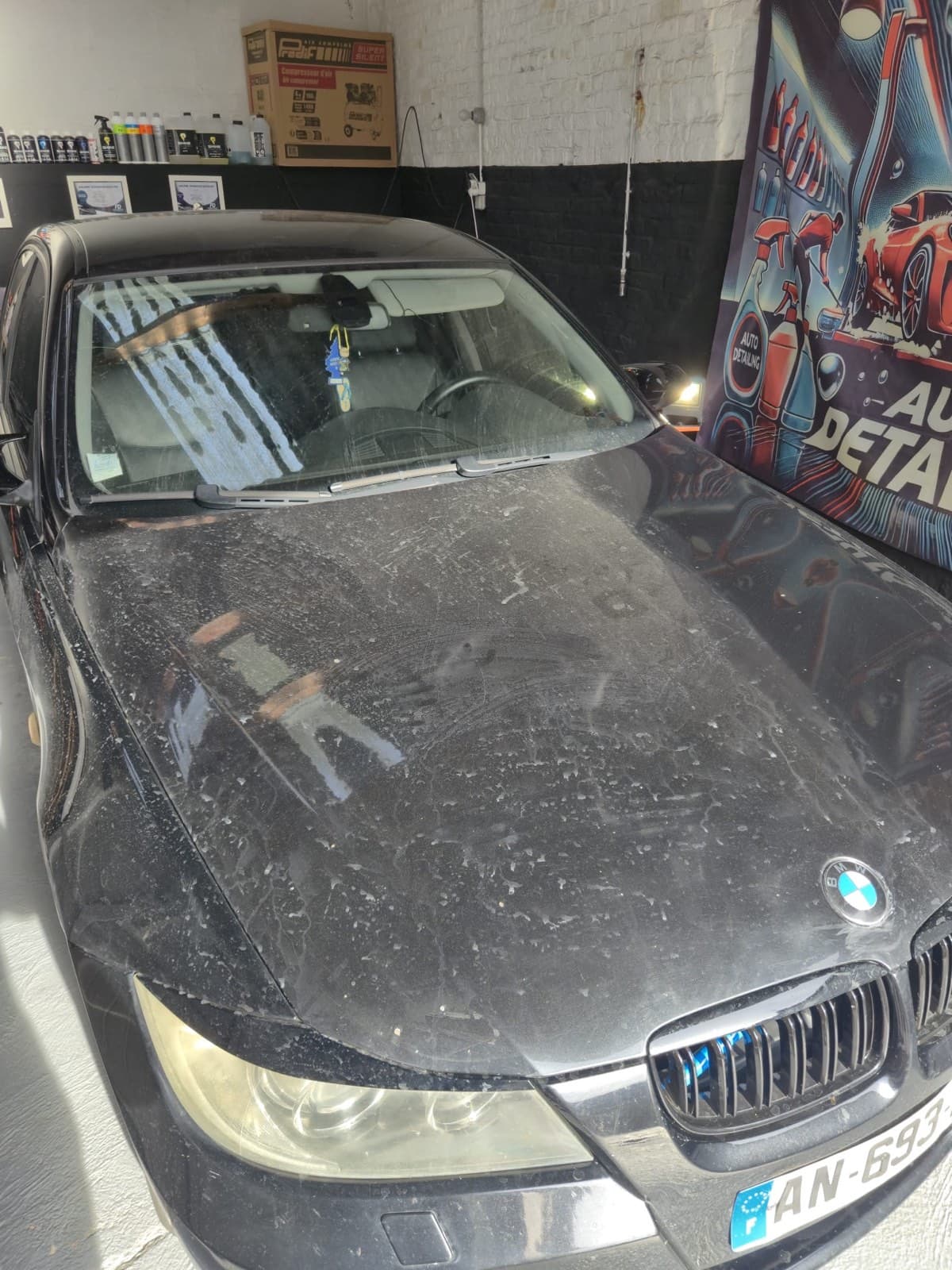 Avant - Lavage extérieur BMW capot poussiéreux redevenu brillant