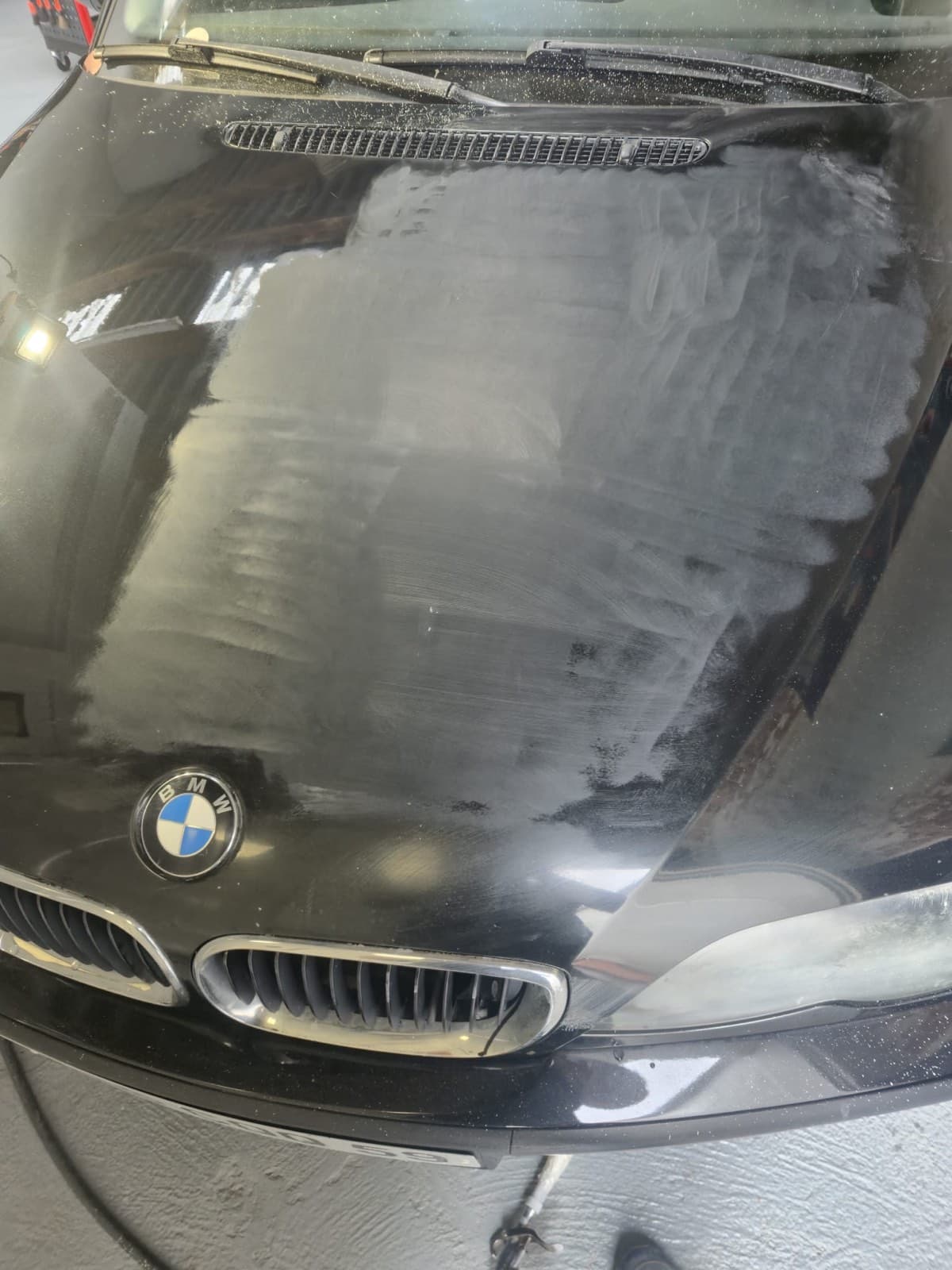Avant - Rénovation capot et pare-brise BMW